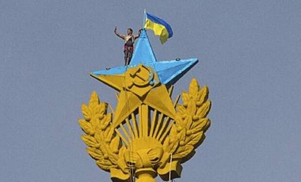 В цвета флага Украины высотку в Москве раскрасил украинский руфер В цвета флага Украины высотку в Москве раскрасил украинский руфер