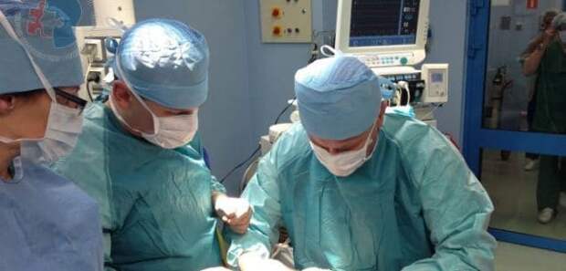 Доктор Адам Мачеевский, руководивший в тот день целой бригадой докторов и медсестер, провел 23-часовую операцию по пересадке 80% тканей лица Иоанны. лицо, медицина, трансплантация
