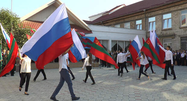 Приднестровье, гимназия № 6, флаги России и Приднестровья