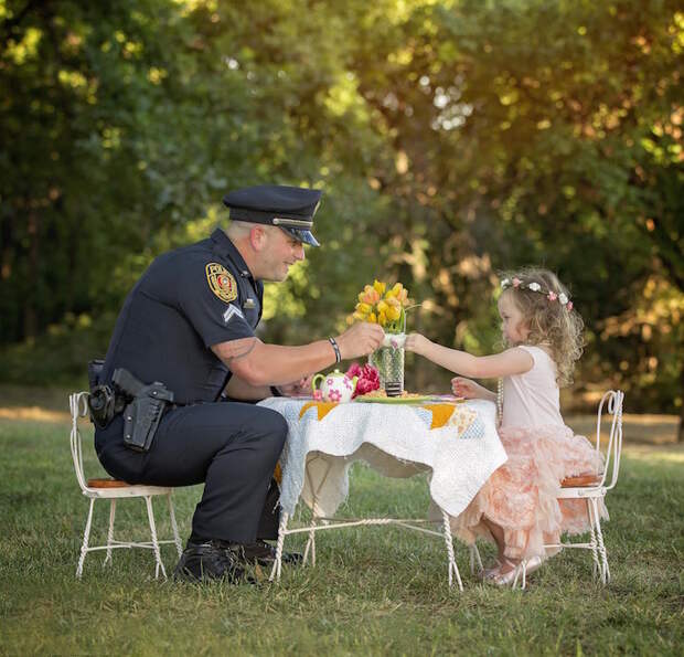 Двухлетняя девочка пригласила на чай полицейского, который спас ей жизнь