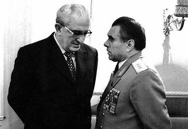 «Бронированный портфель»: какие вещи забрал Андропов у Брежнева после его смерти