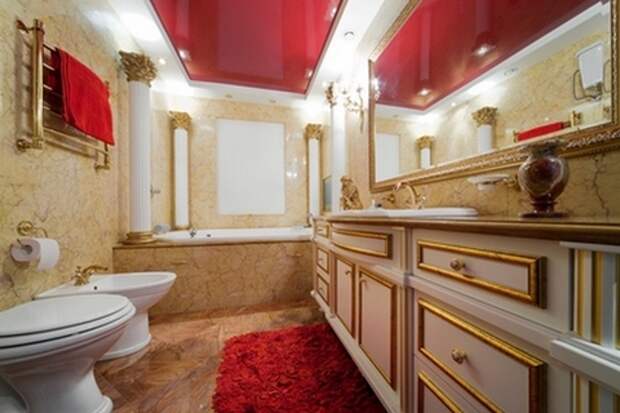 красный натяжной потолок в ванной
