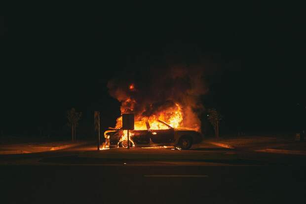 В Москве на Каширском шоссе загорелся автомобиль