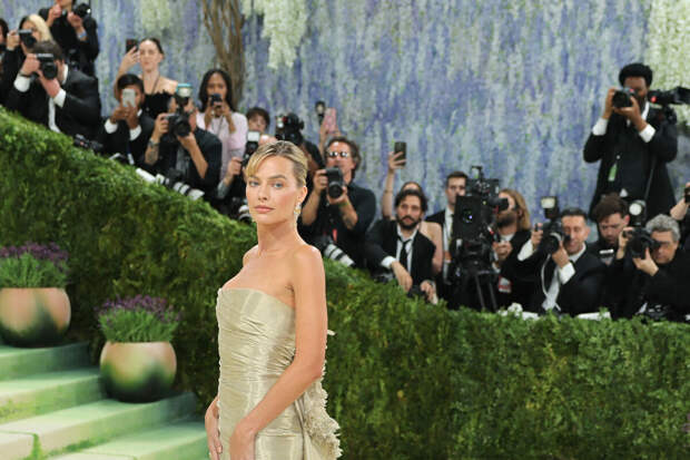 Золотое платье актрисы Марго Робби назвали главным разочарованием Met Gala