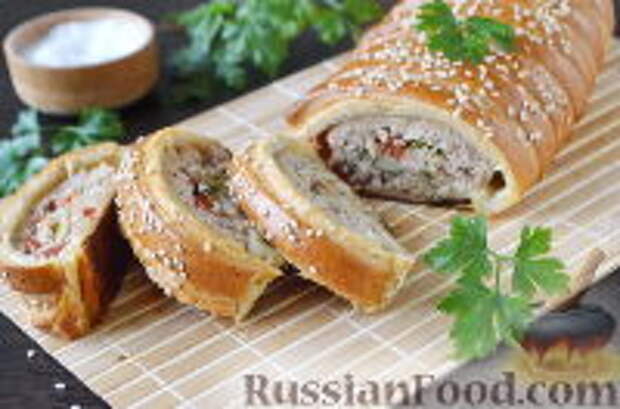 Фото к рецепту: Рулет из слоеного теста с мясом