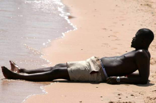 Зачем африканцам темная кожа, если она быстрее нагревается на солнце?