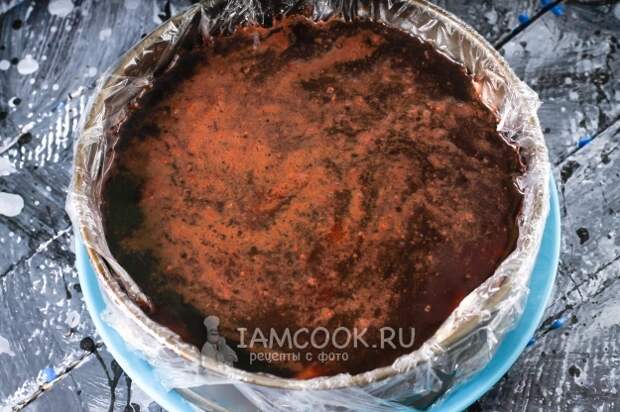 Залить торт глазурью