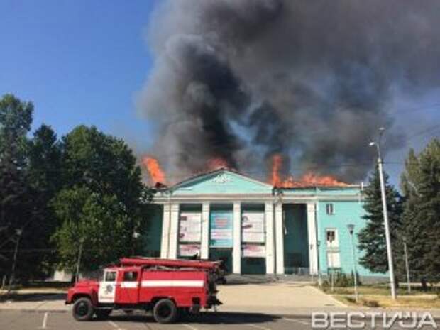 В Донецке в ходе обстрела загорелось несколько зданий В Донецке в ходе обстрела загорелось несколько зданий