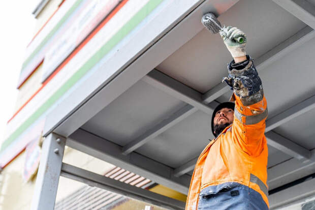 В девяти округах Подмосковья очистили знаки и остановки от вандальных надписей