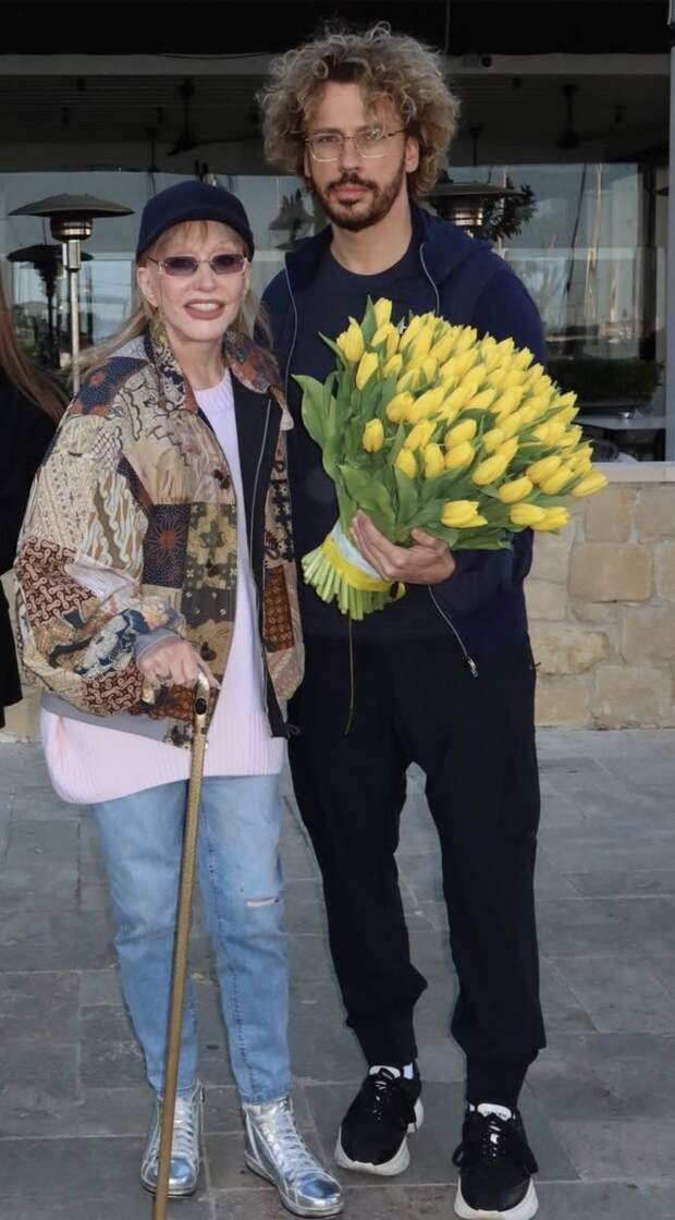 В Сети появилось новое фото Аллы Пугачёвой с тростью в руке