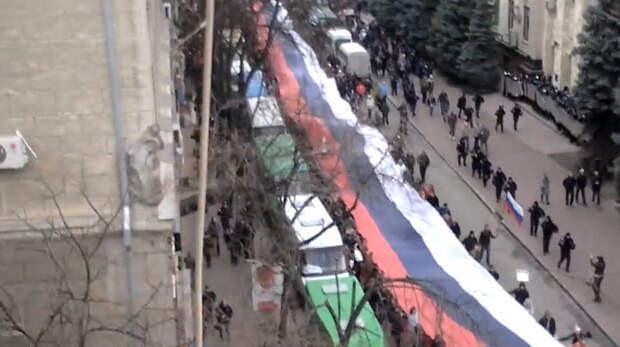 В Харькове по улицам пронесли 400-метровый российский флаг