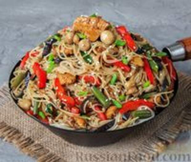 Фото к рецепту: Рисовая лапша с овощами и куриным филе