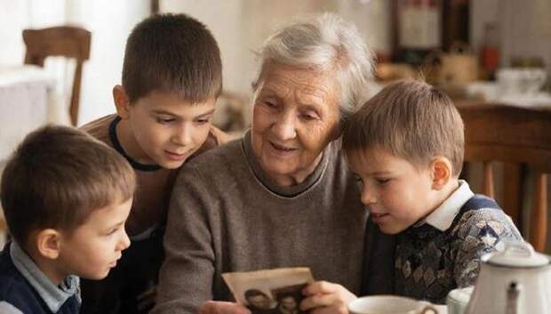 Бабушка - это работа? Должны ли дети платить за помощь с внуками?