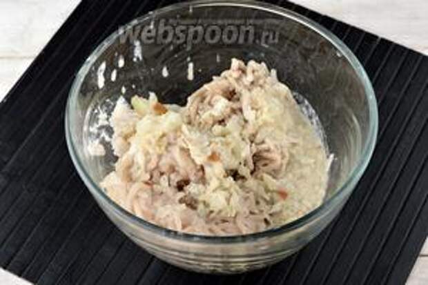 Пропустить через мясорубку филе щуки (3 раза), отжатый от молока хлеб, сало (100 г), очищенный лук (80 г).