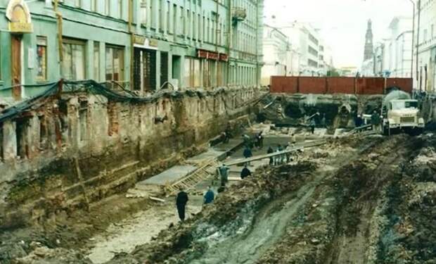 Ремонт старого дома в центре города показал, что он уходит в землю на 15 метров. Несколько этажей было скрыто