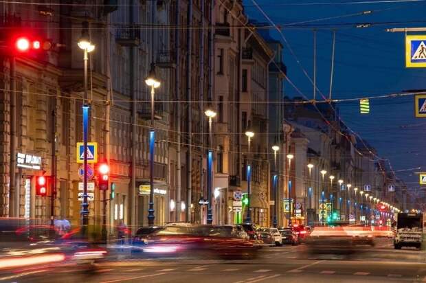 В день рождения «Зенита» и в честь его чемпионства сегодня, в 22:30, в особый режим будет переведено световое оформление Большого проспекта Петроградской стороны