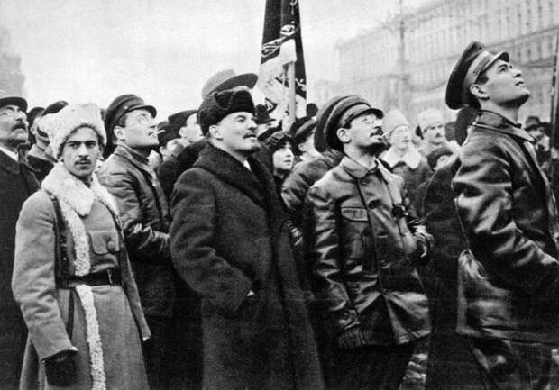 Ленин и Свердлов (рядом, в кожанке) 