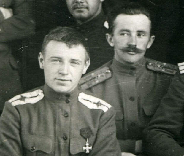 22-летний прапорщик Алексей Черемухин (слева)| Фото: ria1914.info. 22-летний прапорщик Алексей Черемухин (слева)| Фото: ria1914.info.