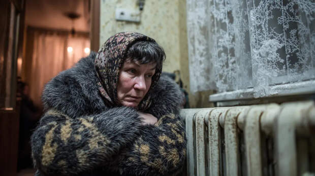 Носят дома шубы и жарят кирпичи. Украинцы переходят к народным методам, чтобы согреться в блэкауты