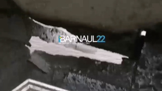 Дырявая ступенька в автобусе № 25 / Кадр: Barnaul 22