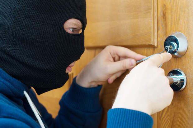 В Бурятии мужчина в новогоднюю ночь обокрал квартиру на полмиллиона рублей