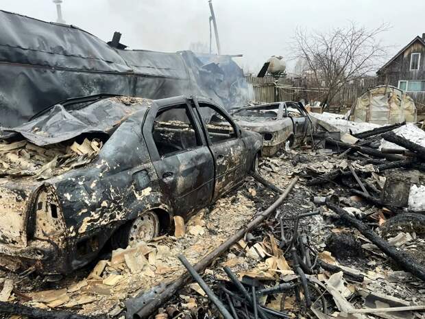 В селе Тейковского района сгорели два гаража с тремя машинами внутри