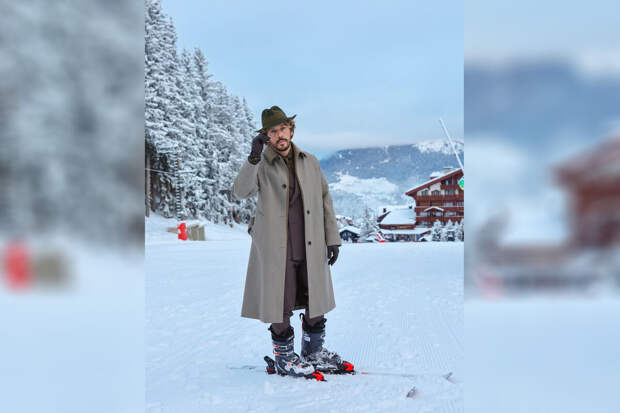 Комик Максим Галкин выложил фото в брючном костюме и шляпе на лыжах