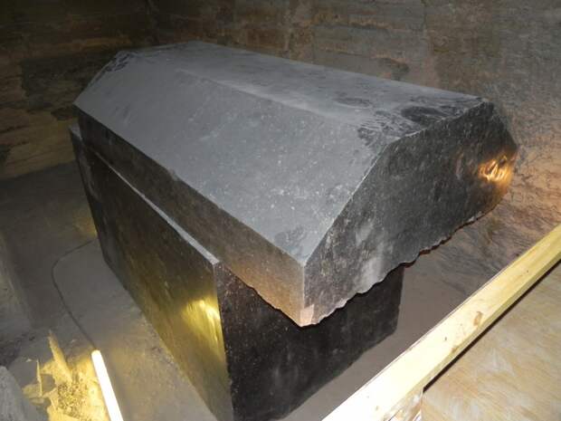 Саркофаги Серапеума - давно известные, но непонятные