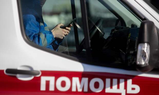 Медики шли по колено в ледяной воде и несли 20 кг оборудования, чтобы спасти женщину