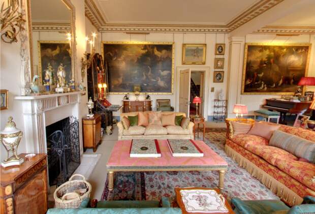 Но самым красивым помещением в доме короля считается Садовая комната, где Чарльз и Камилла чаще всего принимают высокопоставленных гостей. К услугам гостей традиционный камин и уголок с большим количеством украшений в шкафу и произведениями искусства.