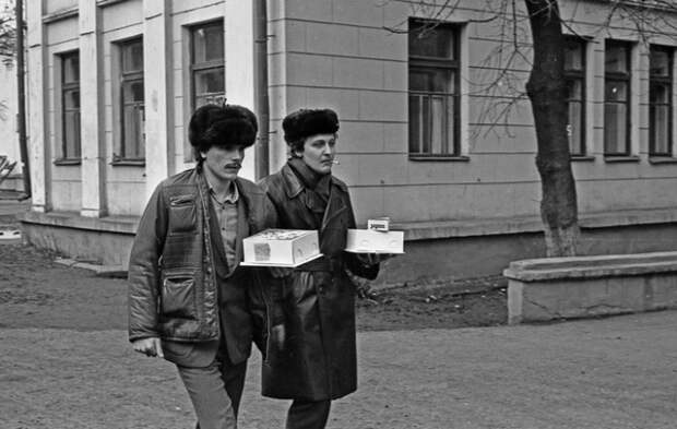 Поход за подарками. СССР, Новокузнецк, 1980-е годы.