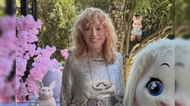 «Осталось надеть подгузник»: Пугачёва оконфузилась в образе девочки на американском празднике