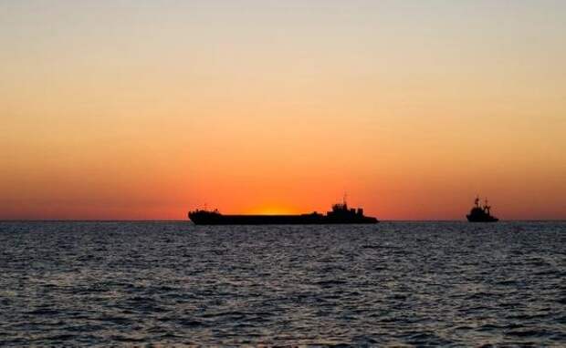 «Не можно, а нужно»: Фрегат ВМФ России провел два подсанкционных нефтяных танкера через Ла-Манш