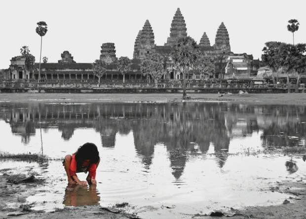 За всемирно известным индуистским храмовым комплексом Ангкор-Ват в Камбодже плещется болото. достопримечательности, интересное, фотографии