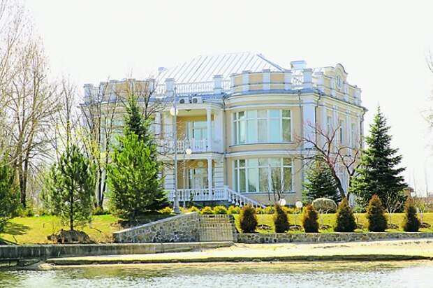 У Порошенко есть собственный "Белый дом" на берегу реки. Фото 1