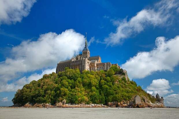 9. Остров Мон-Сен-Мишель, Франция (Nicolas Raymond/CC BY 2.0) На острове расположен город и аббатство. мир, остров, природа