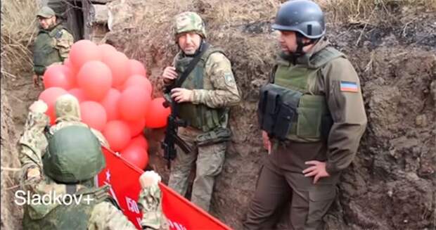Над позициями ВСУ на Донбассе взвилось красное Знамя Победы Над позициями ВСУ на Донбассе взвилось красное Знамя Победы