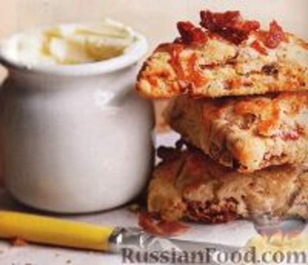 Фото к рецепту: Сконы с беконом и помидорами