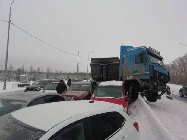 Водитель грузовика погиб в столкновении с КамАЗом на трассе М-4 "Дон"