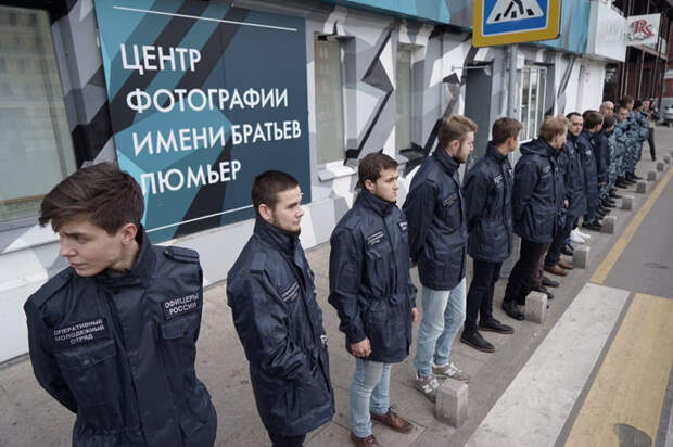 Скандальная выставка с фотографиями обнажённых подростков закрыта