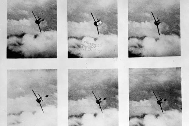 Пилот катапультируется из подбитого МиГ-15, 14 мая 1953 года. Кадры фотопулемёта истребителя F-86. Фото: wikipedia.org