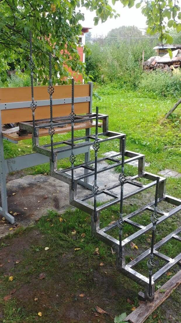 Красивая лестница на металлическом каркасе для крыльца своими руками