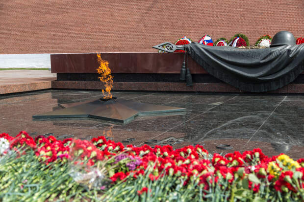 Путин в День Победы возложил цветы к Могиле Неизвестного Солдата