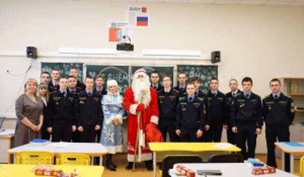 В Тамбовской области Полицейский Дед Мороз и Снегурочка поздравили кадетов с наступающими новогодними праздниками