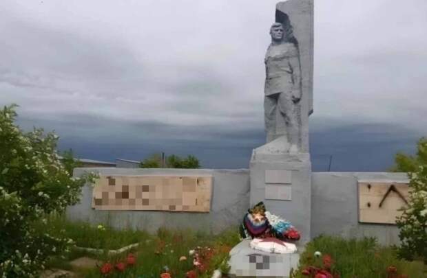 Памятник участникам Великой Отечественной войны осквернили подростки в Омской области