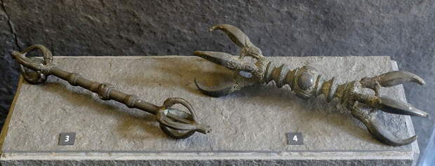 Ваджра в закрытом и раскрытом положении.