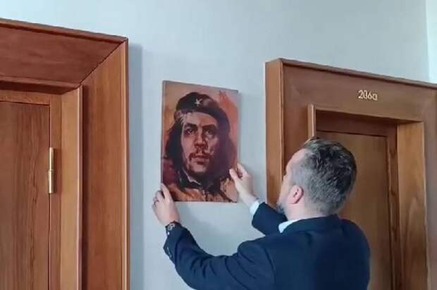 Новый вице-спикер парламента Словакии вынес из кабинета флаг ЕС и поменял фотографию президента Чапутовой на портрет Че Гевары