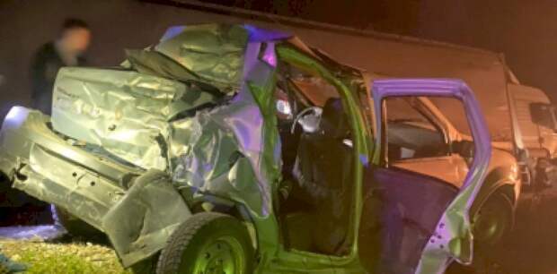 На Алтае в ДТП с грузовиком погибли 19-летняя и 17-летний пассажиры легковушки