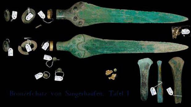Другие предметы бронзового века, найденные рядом с диском, в экспозиции музея Галле.