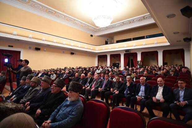 Глава Адыгеи поздравил переизбранного муфтия Аскарбия Карданова